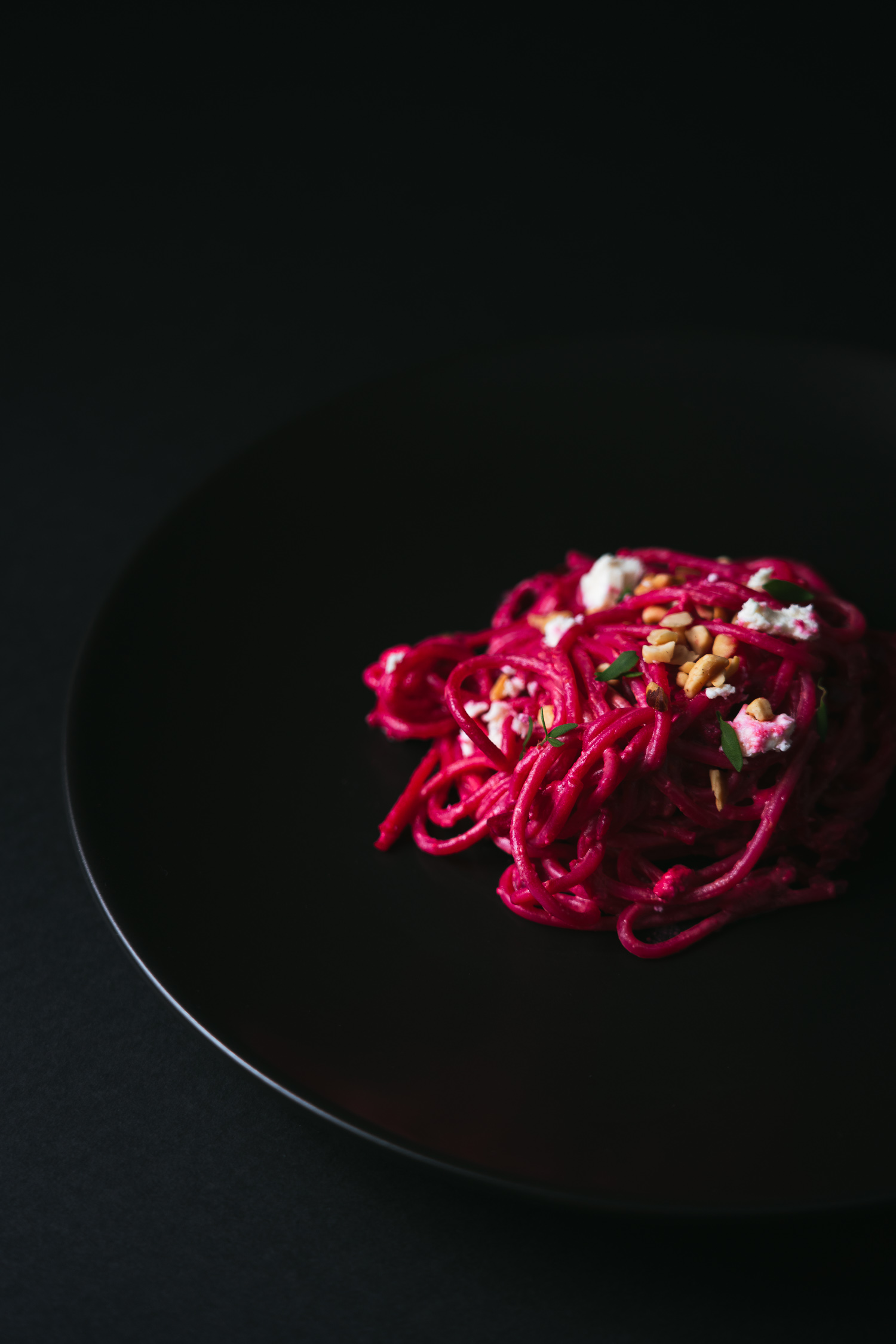 Kasvispainotteinen ruokavalio punajuuresta onnistuu tällä punajuurifetapastareseptillä. Valokuva.