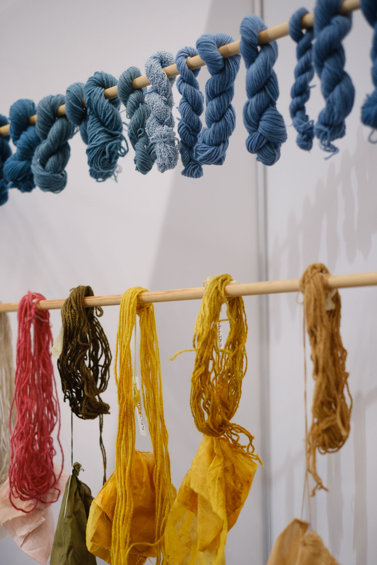 Kasvivärjäys kädentaitomessuilla. Valokuva.