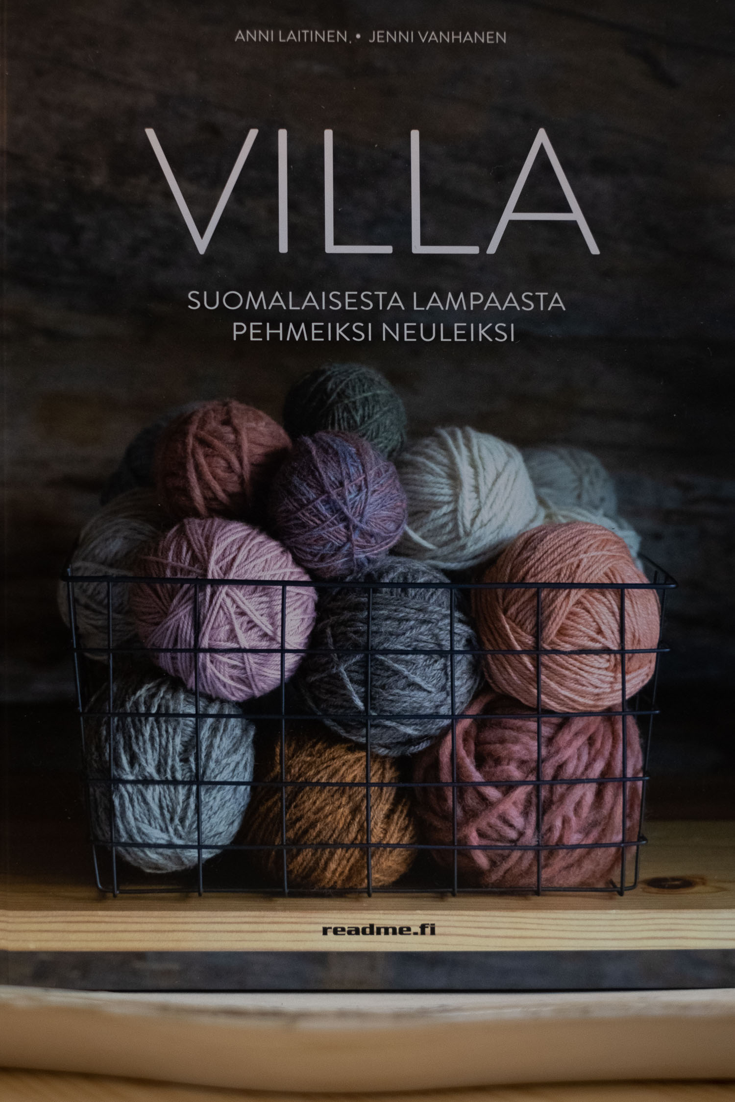 Kädentaitomessut kirja suomalaisesta lampaasta pehmeiksi neuleiksi.