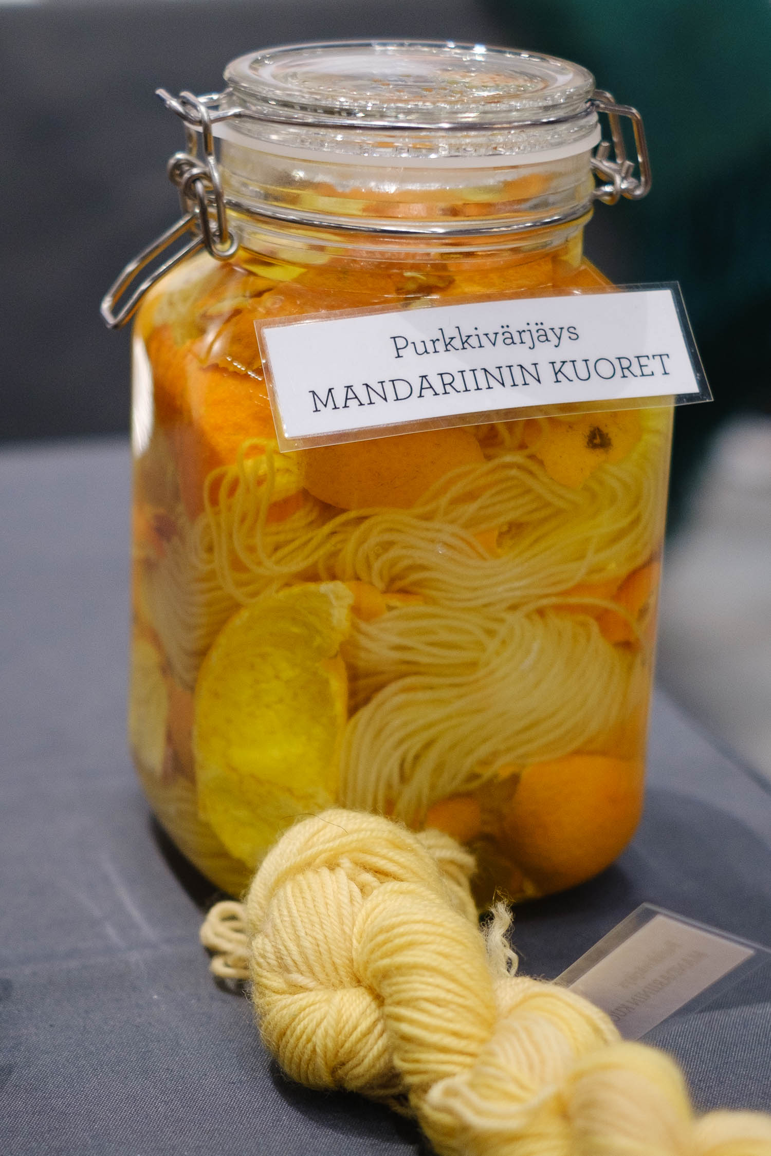 Kasvivärjäys kädentaitomessuilla. Valokuva.