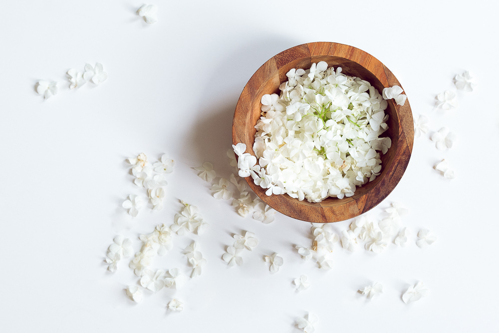 Kukkia puukulhossa. Valokuva.