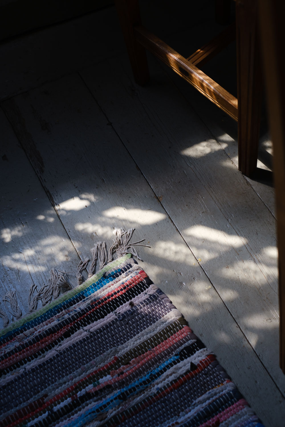 Valon leikkiä puulattialla. Valokuva.