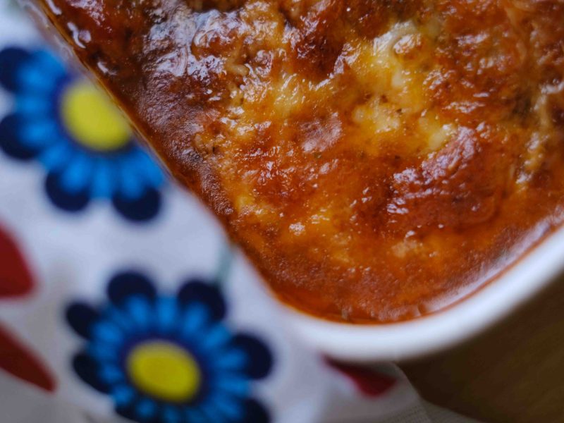 Munakoisovuoka Parmigiana di Melanzane. Valokuva.