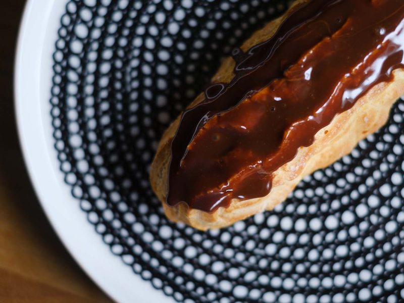 Gluteenittomat ja tavalliset eclairit. Valokuva.
