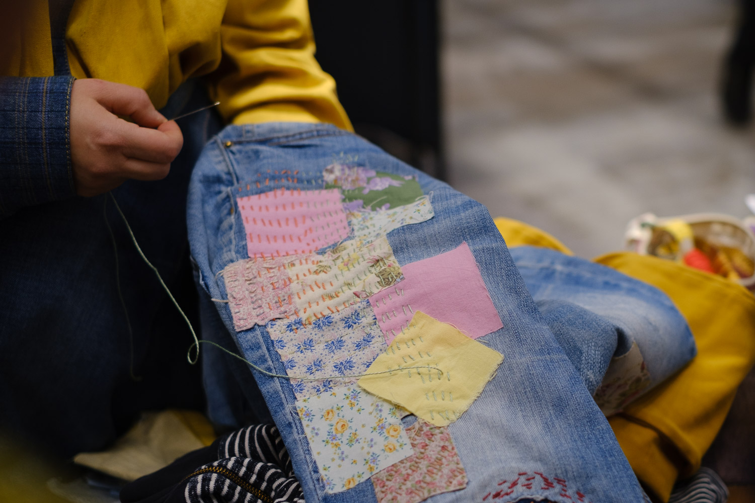 Paikkausta kädentaidot messuilla. Valokuva.