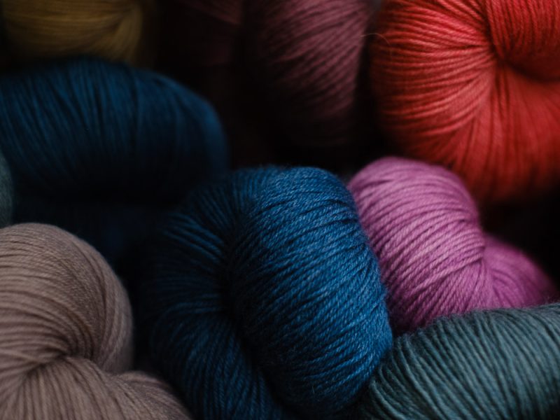 Neulelankoja eri väreissä