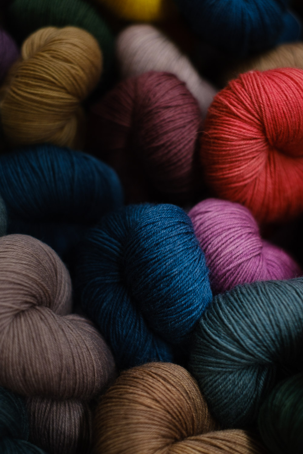 Neulelankoja eri väreissä Kädentaidot messuilla. Valokuva.