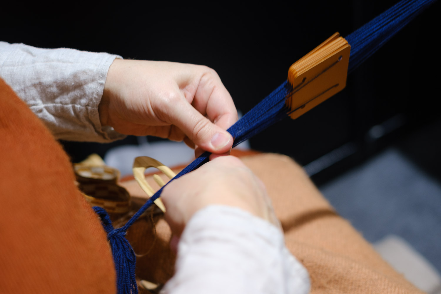 Käsityötekniikoita esittelyssä. Valokuva.