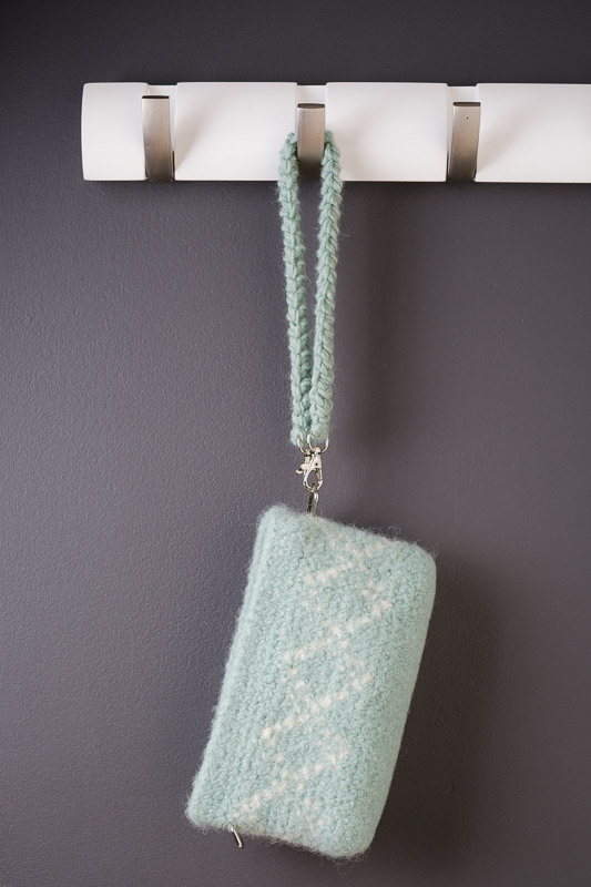 Virkattu ja huovutettu laukku Novitan Hygge Chunky langasta. Valokuva.