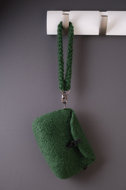 Virkattu ja huovutettu laukku Novitan Hygge Chunky langasta. Valokuva.