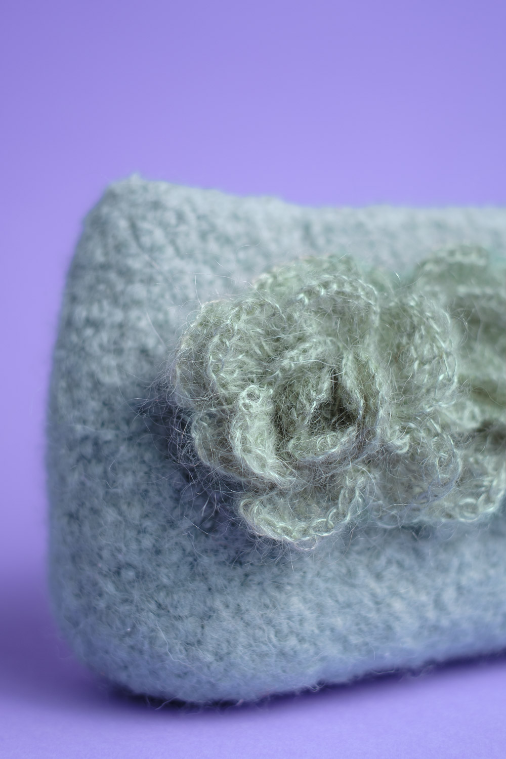 Virkattu ja huovutettu laukku Novitan Hygge Chunky langasta. Valokuva.