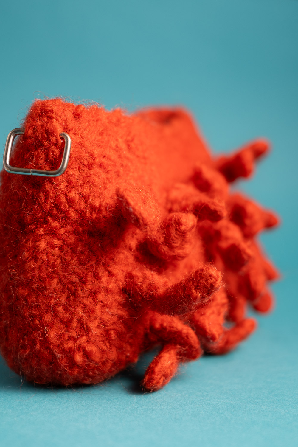 Virkattu ja huovutettu laukku villalangasta. Valokuva.