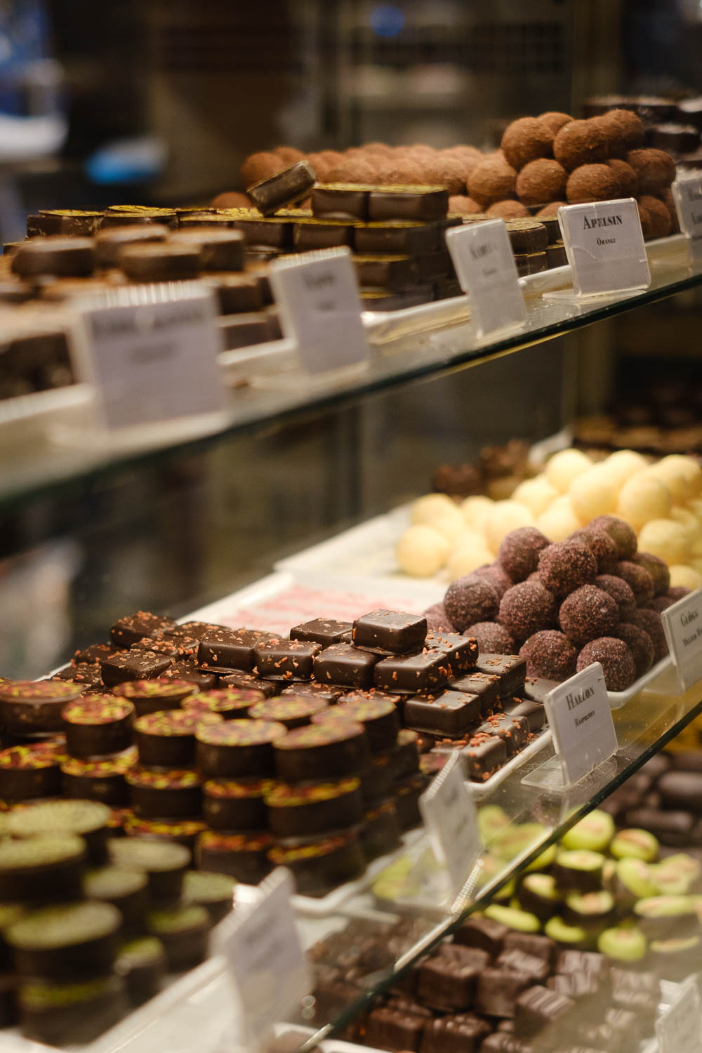Östermalmin kauppahallin suklaavalikoimaa. Valokuva.