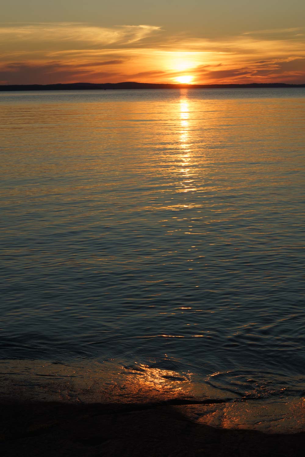 Auringonlasku Näsijärvellä Tampereella. Valokuva.