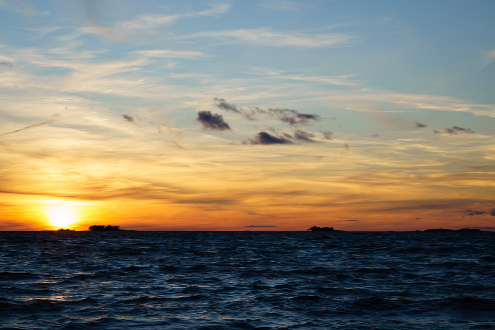 Auringonlasku Hangossa syyskuussa. Valokuva.